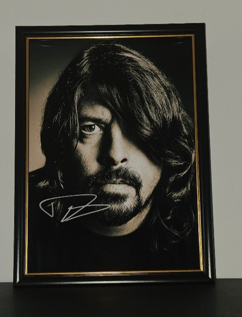DAVE GROHL - FOO FIGHTERS -  HAND SIGNED PHOTO WITH COA - 8x10 FRAMED