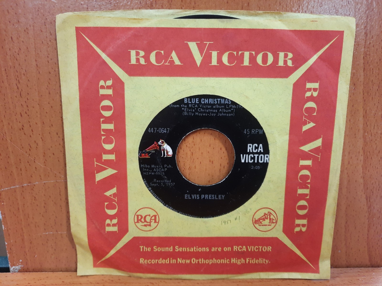 45 / Elvis Presley / 1965 / Blue Christmas / Santa Claus Is Back In.. / 447-0647