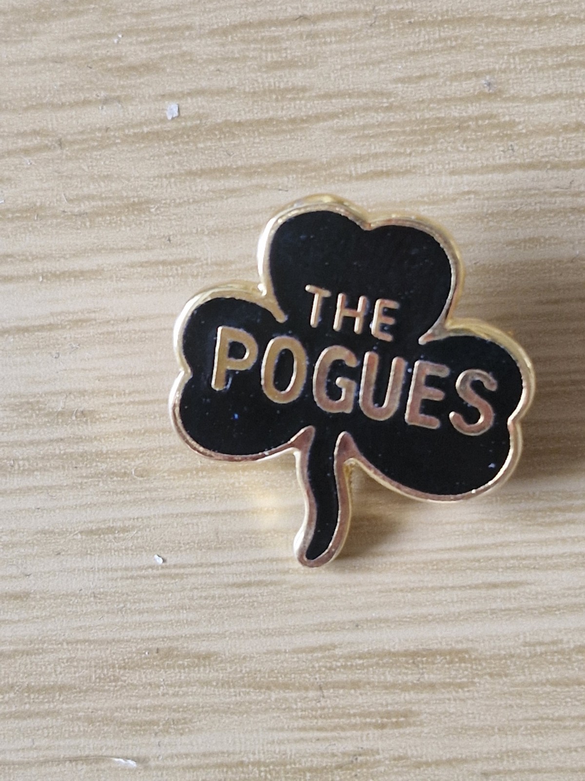 The Pogues Black Gold Tone Shamrock Enamel Pin Badge Vintage Rare. British Made.