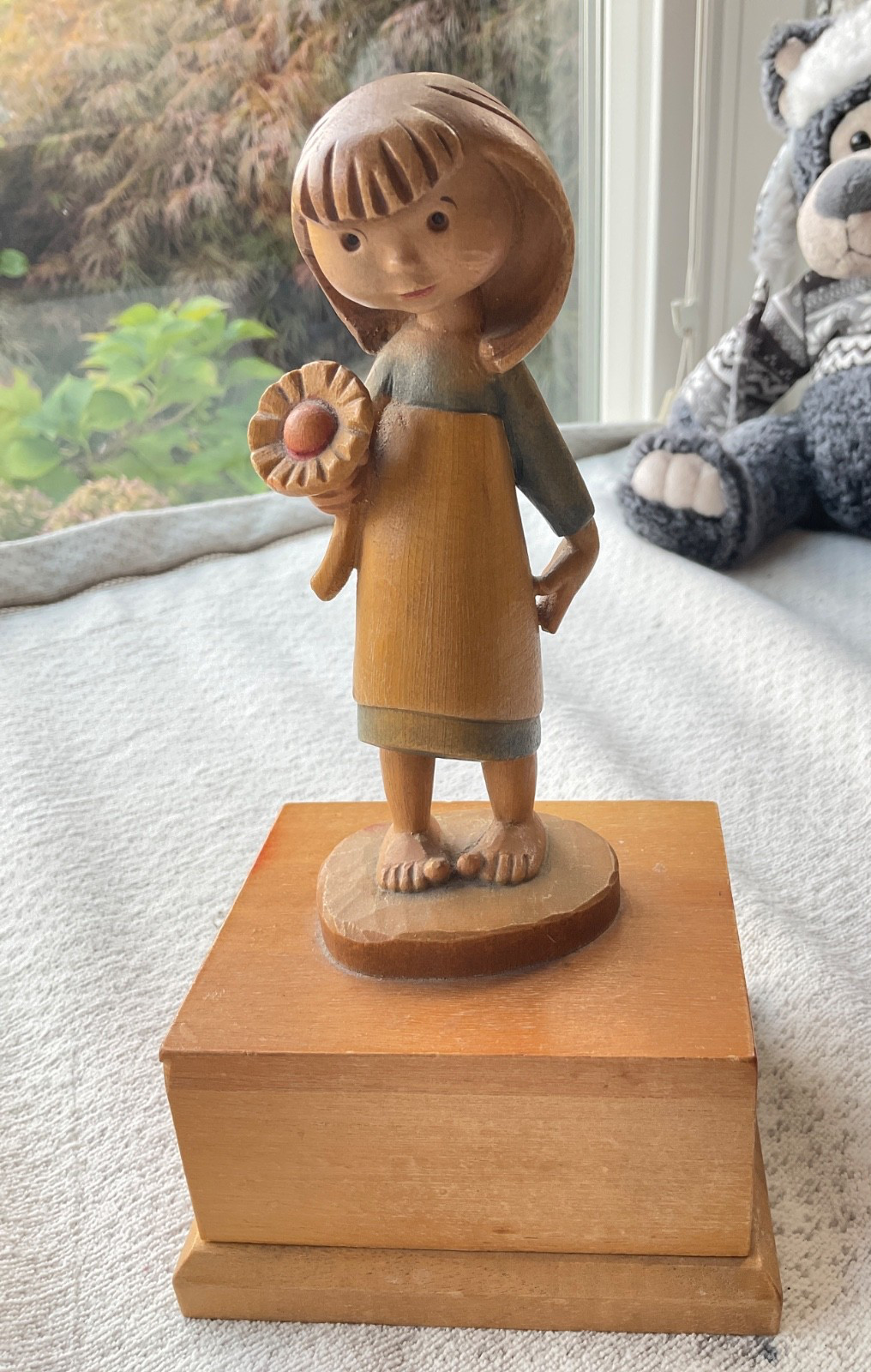 Vintage Music Box Reuge  Little Girl & Flower plays “what now my love”