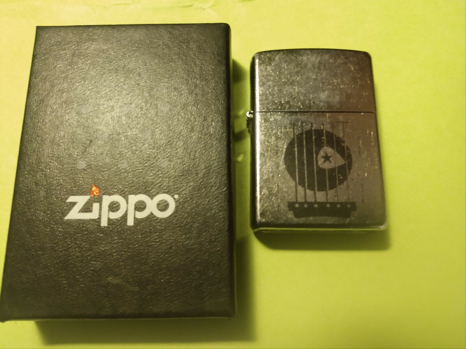 Marlboro Guitar Pick/strings Zippo new in box 2007 never filled mint condition