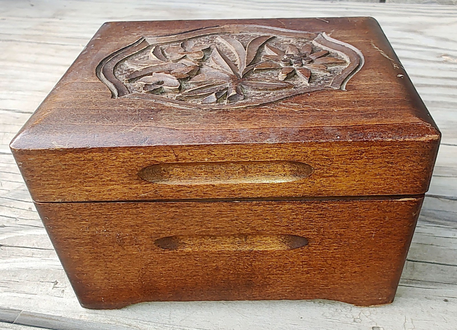 VIDEO - Vintage Thorens Switzerland Wood Carved Music Box Trinket Jewelery
