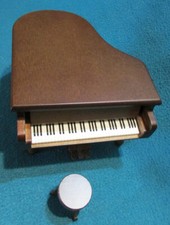 VINTAGE BABY PIANO WOOD MUSICAL BOX MUSIC 