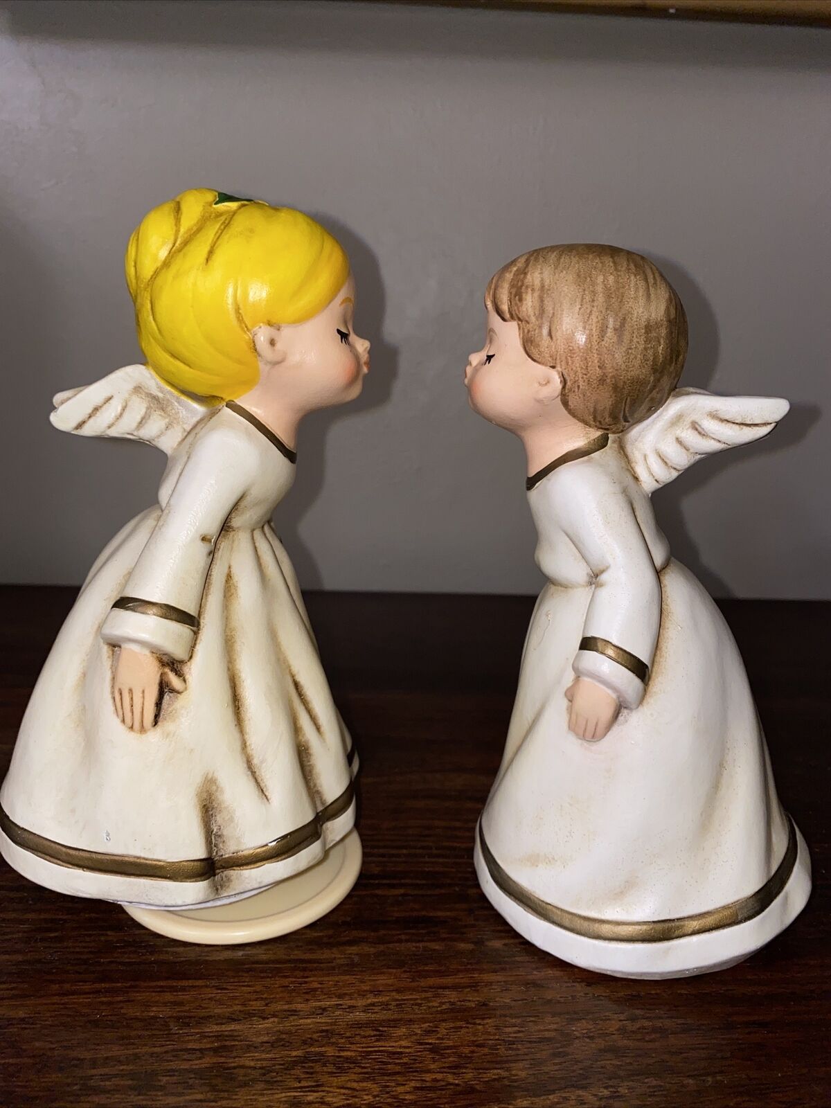 Vintage Kissing Angels Girl & Boy Ceramic Decor Christmas 7.5” Music Box Japan