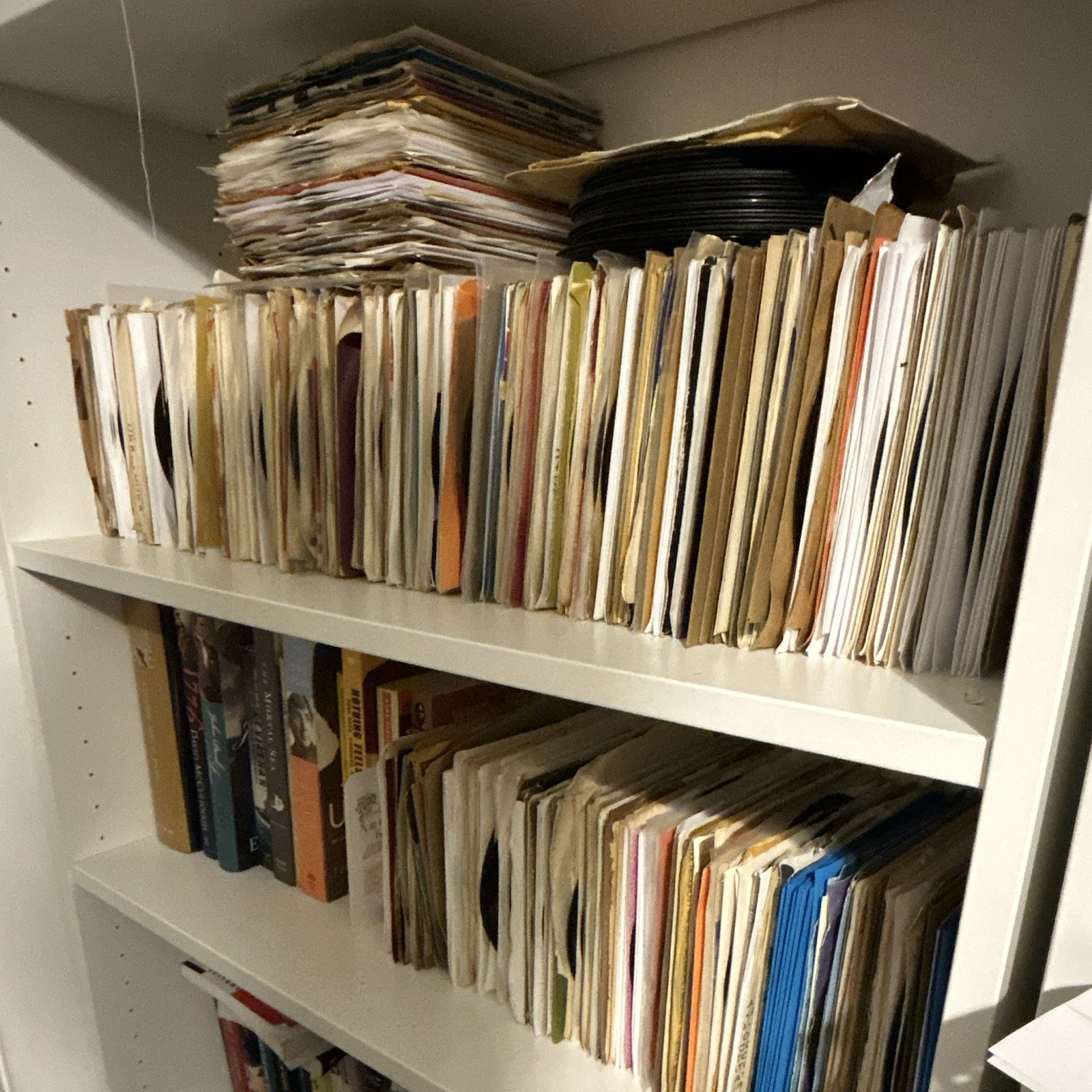 LOT OF 100 45 RPM VINYL 7” SINGLES VARIOUS ARTISTS AND GENRES SOME WITH SLEEVE
