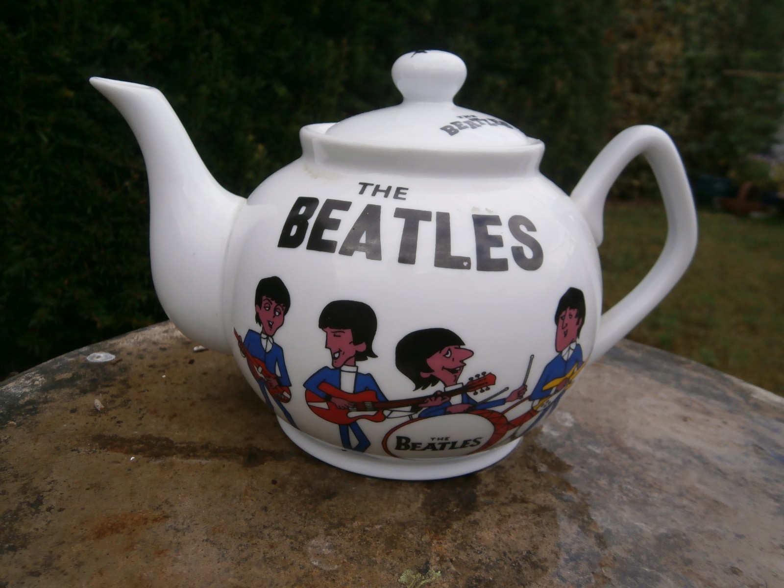VINTAGE THE BEATLES YEAH YEAH YEAH MCFARLANE CARTOON DESIGN CERAMIC TEAPOT