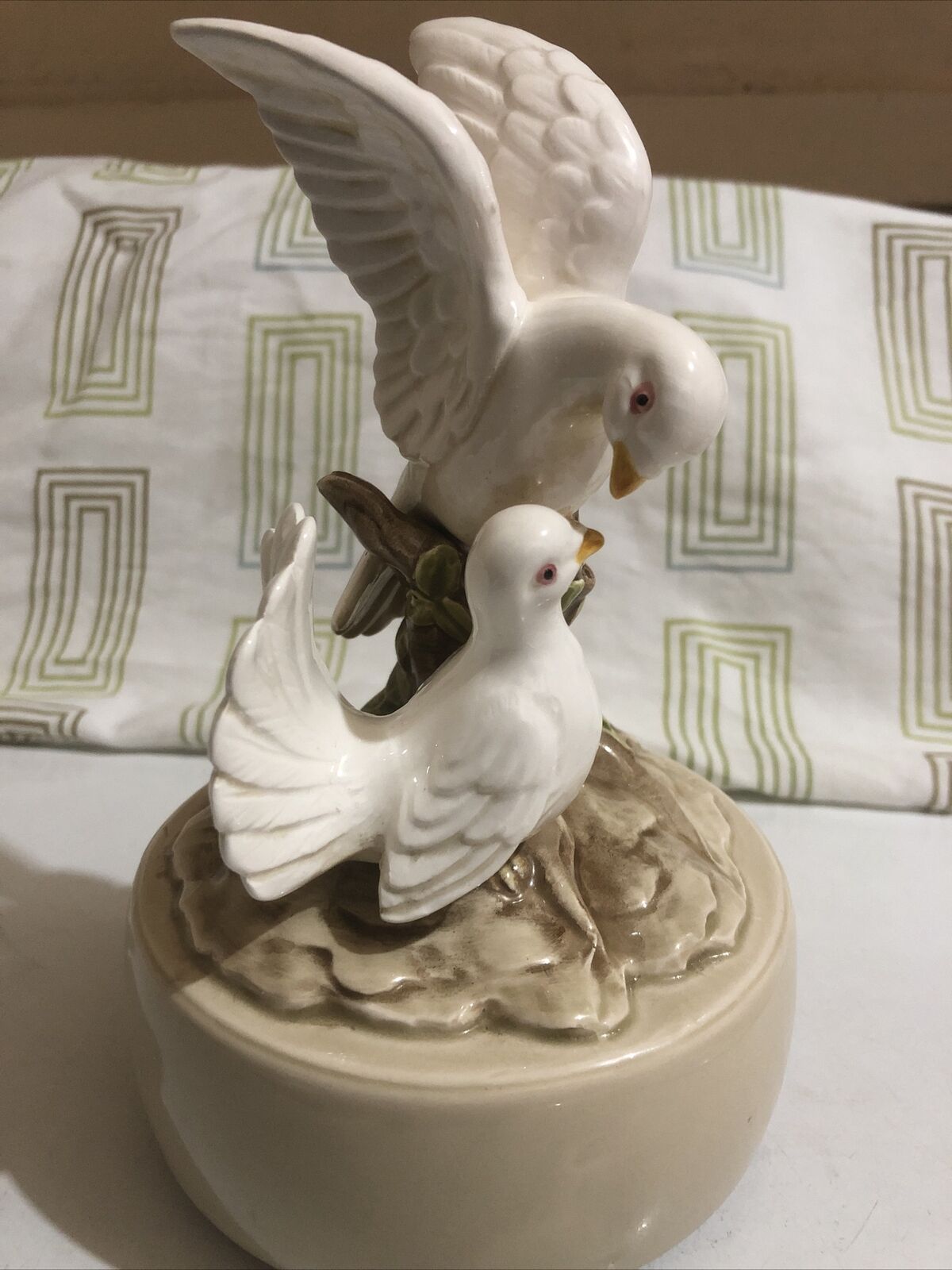 Vintage OTAGIRI White Doves Ceramic Music Box “Beautiful Dreamer” Made in Japan
