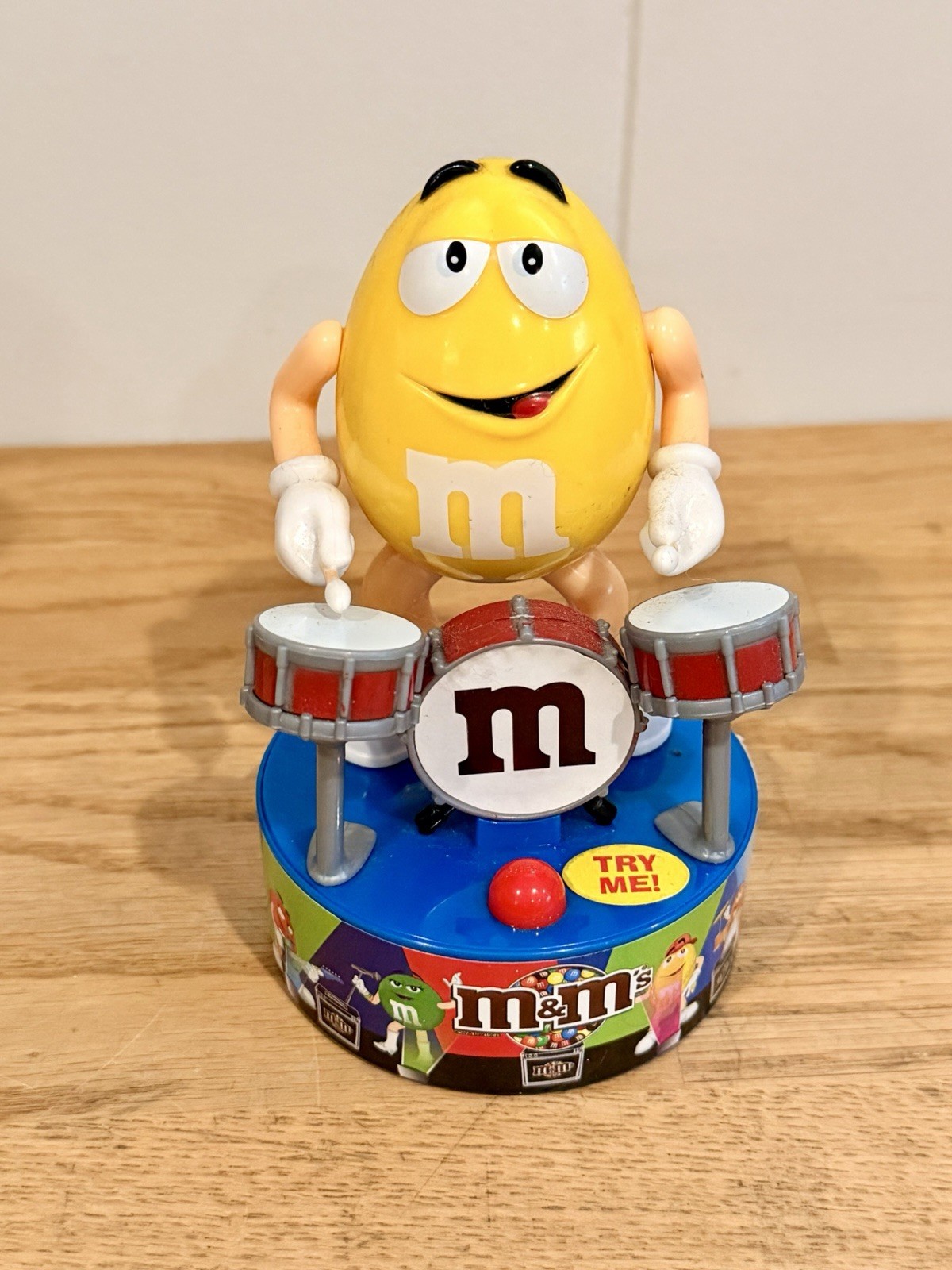 M & M Candy Drummer Playing Drums Tested & Working Yellow figurine - 