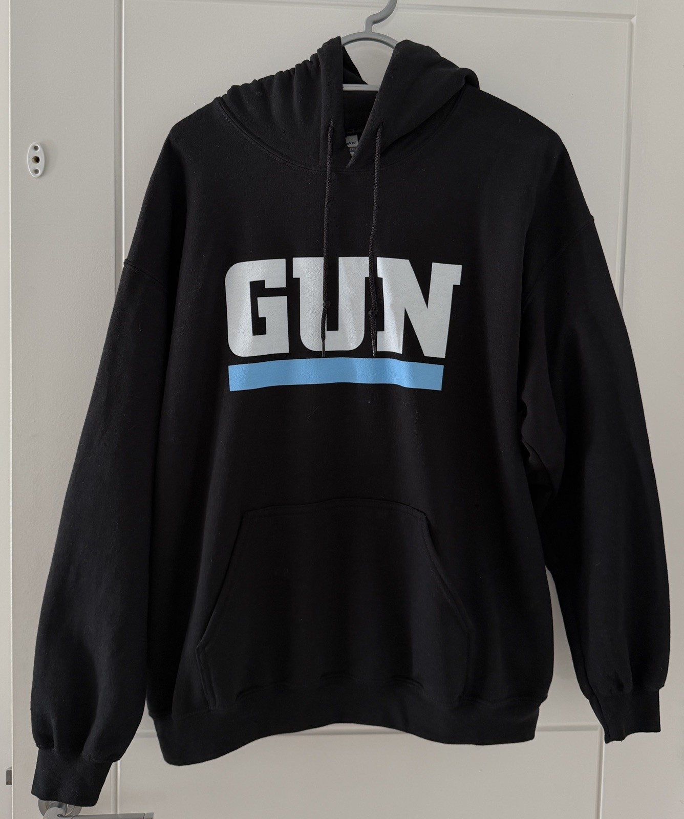 GENUINE VINTAGE GUN HUGE LOGO HOODY HOODED TOP LARGE GILDAN TAKING ON THE WORLD