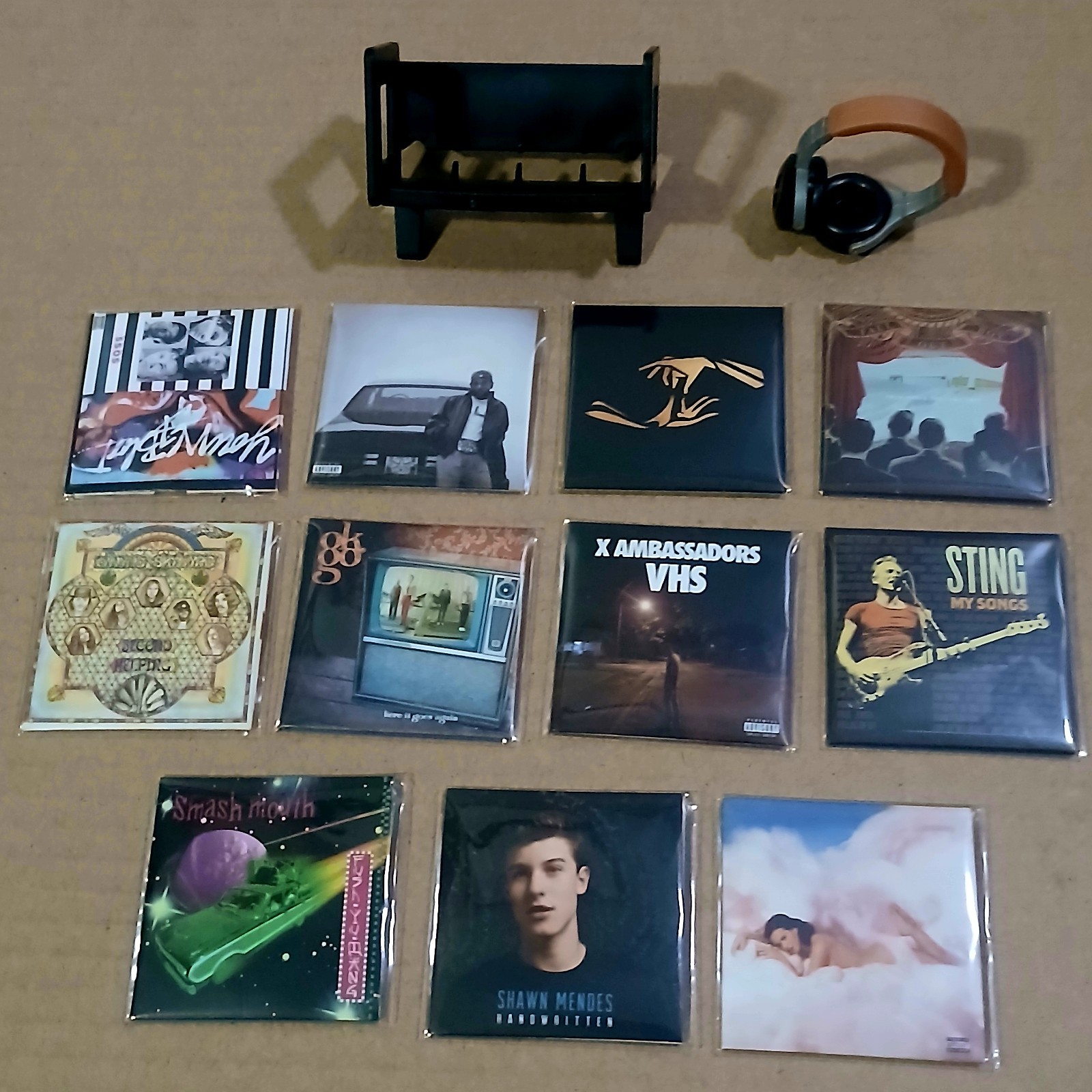 ZURU Mini Brands Really Works (11) Vinyl Records Headphone & Album Holder 